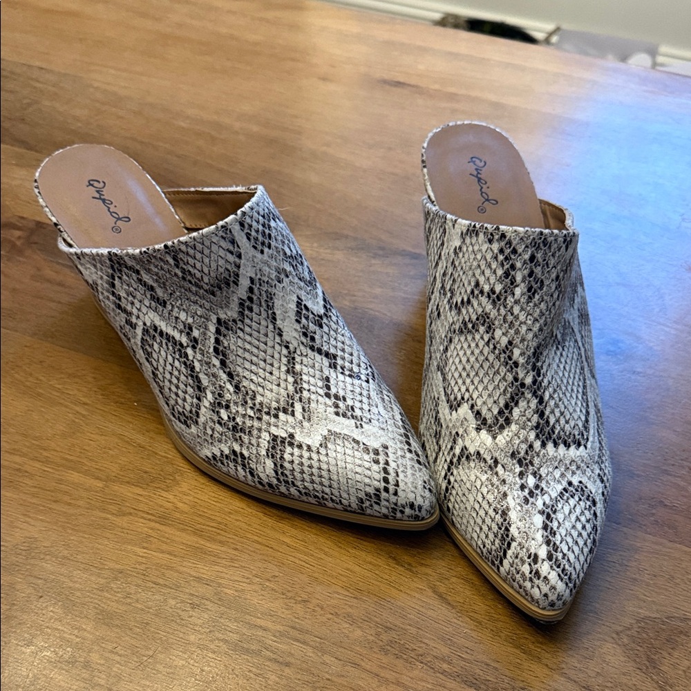 Qupid Sz9 Black and White Snake Print Mules